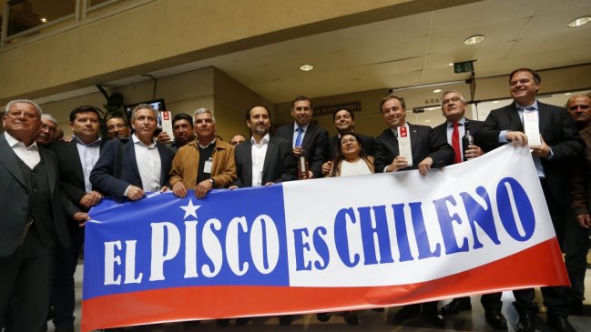  Diputados buscan prohibir el ingreso de pisco peruano a Chile  