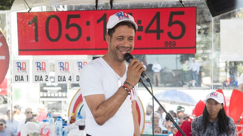 El triste final del hombre que intentó romper récord Guinness al cantar más horas seguidas