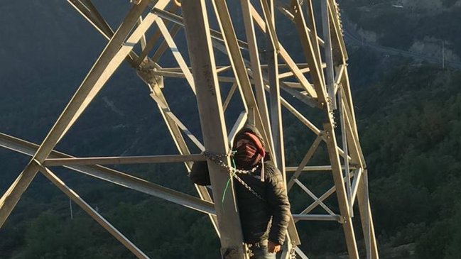 Gobernadora por manifestantes en torre de alta tensión: El rescate es tremendamente peligroso