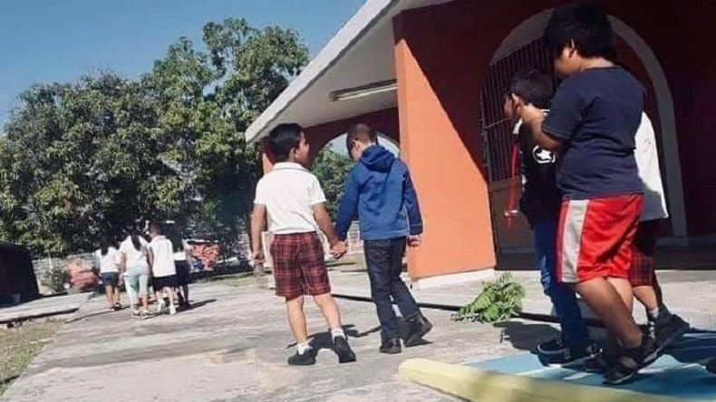 Niños tomados de la mano enternecieron a redes sociales con el 