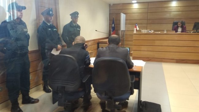 Hombre acusado de matar a su madre estará en la cárcel mientras se desarrolla la investigación