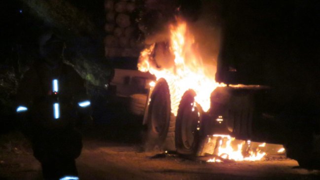 Un camión y una grúa fueron quemados en predio de forestal Mininco