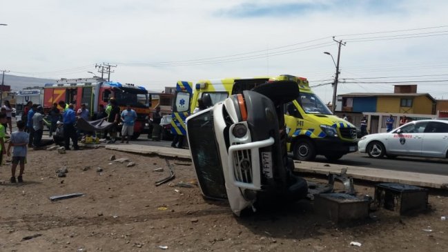 Colisión frontal entre taxi y camioneta dejó cuatro heridos en Arica
