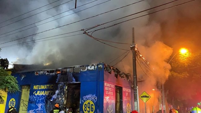 Incendio afectó una vulcanización en el centro de Santiago
