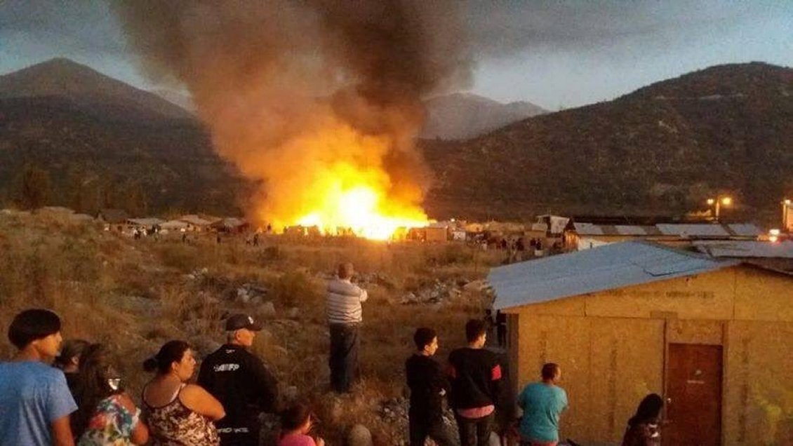 Incendio afectó a cerca de 30 casas de un campamento en Puente Alto