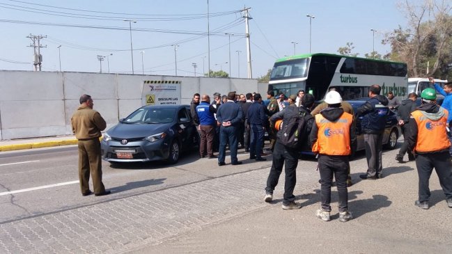 Taxistas bloquean entrada a aeropuerto de Santiago