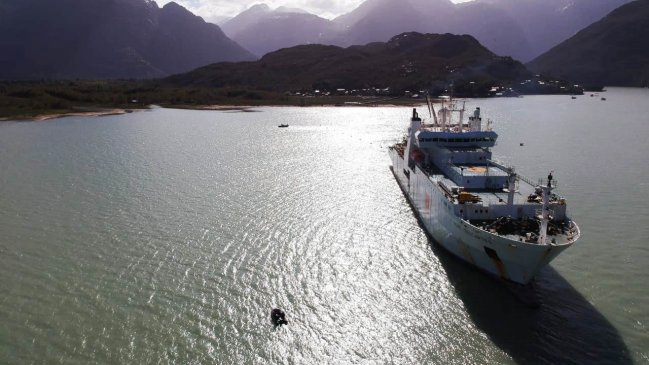 A cuatro kilómetros bajo el mar se instala la Fibra Óptica Austral en Caleta Tortel