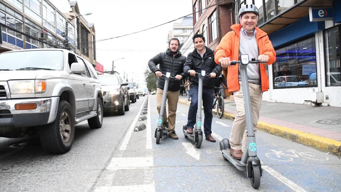 Scooters públicos debutaron en Valdivia y usuarios se los llevaron para la casa