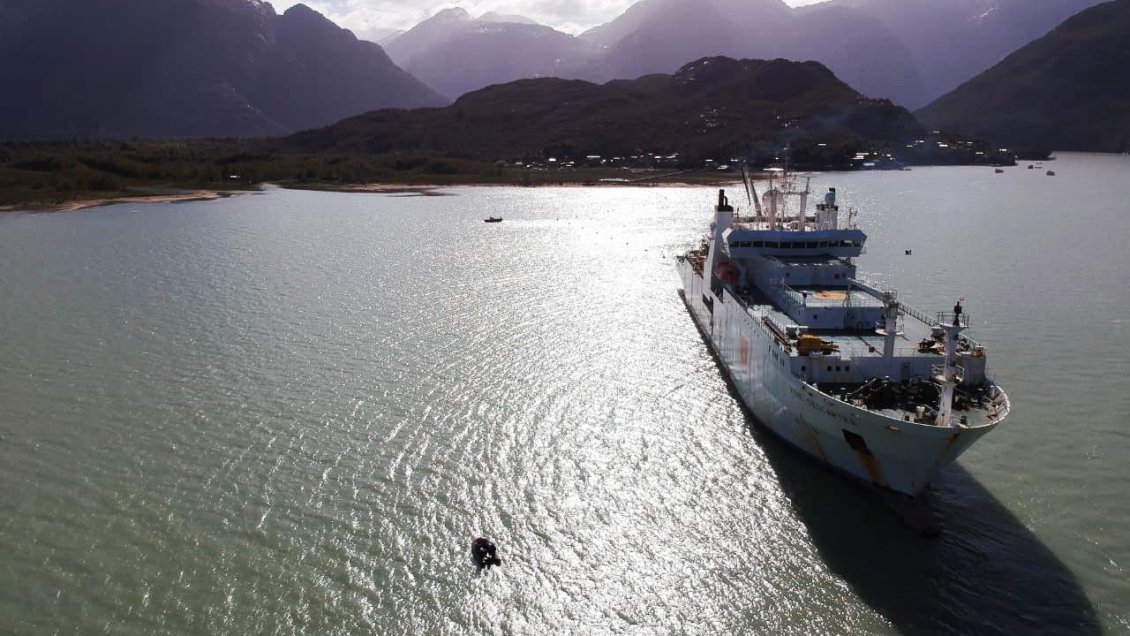 A cuatro kilómetros bajo el mar se instala la Fibra Óptica Austral en Caleta Tortel
