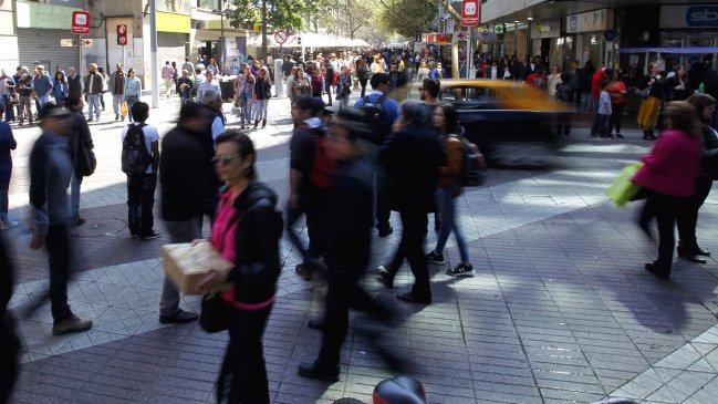 El 47% de los hogares chilenos es de clase media, 14 puntos menos que el promedio OCDE