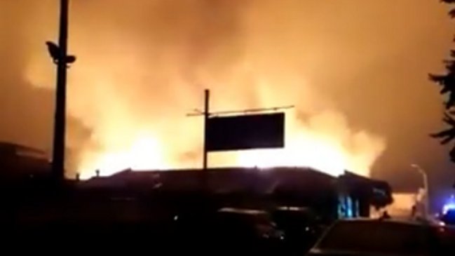 Incendio destruyó el Mercado Municipal de Victoria