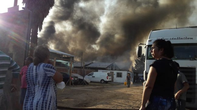 Incendio consume dos fábricas y una bodega en La Granja