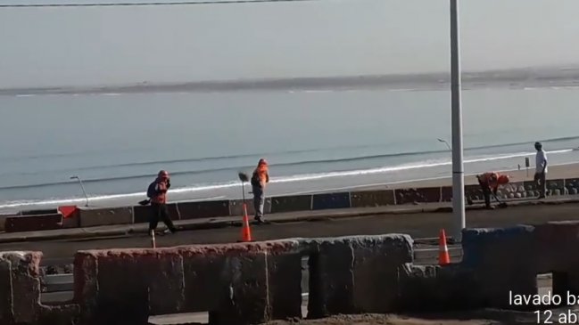 Serviu Arica iniciará investigación por trabajadores que tiraron desechos de pavimentos hacia la playa