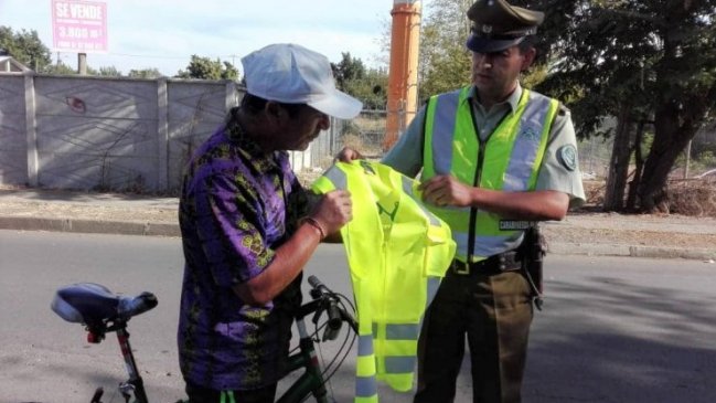 Carabineros entregó chalecos reflectantes a ciclistas de la Región de Ñuble