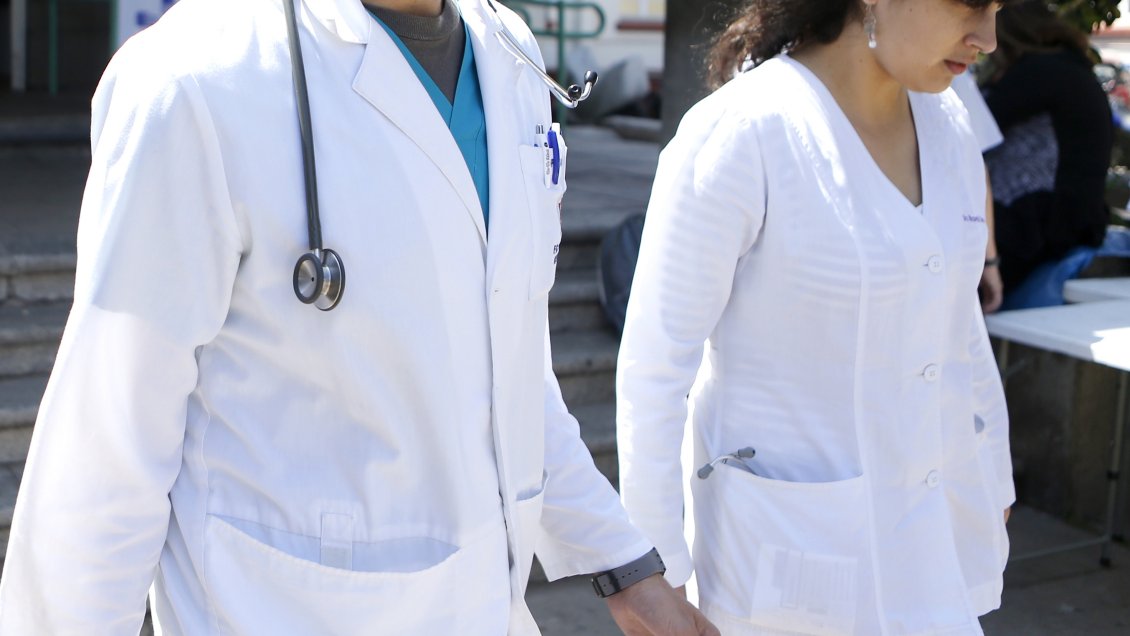 Proyecto busca que médicos que estudiaron con beneficios estatales atiendan por Fonasa