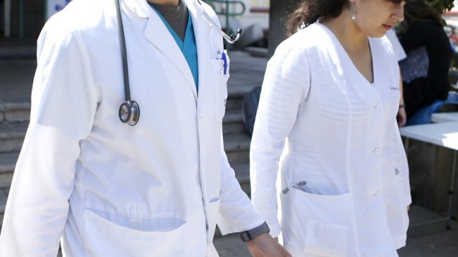 Proyecto busca que médicos que estudiaron con beneficios estatales atiendan por Fonasa