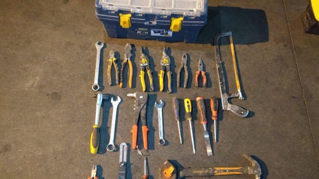 Sorprenden a tres sujetos robando herramientas de trabajo desde una camioneta en Valparaíso