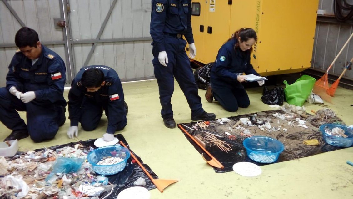 Capitanía de Puerto de Quintero implementa novedosa técnica para limpieza de playas