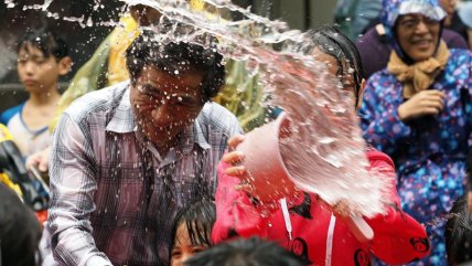  Taiwán da la bienvenida al año nuevo salpicando agua  