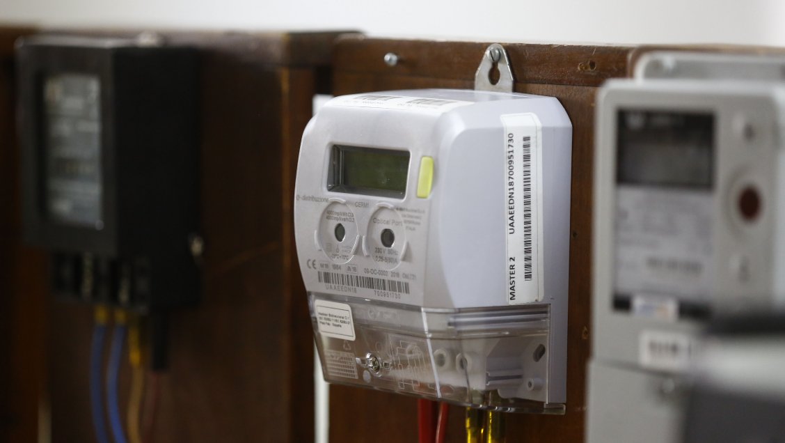 Buscan bajar rentabilidad de empresas eléctricas tras polémica por medidores