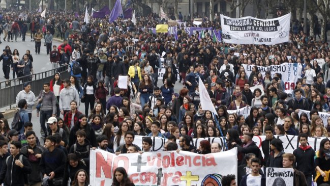 Estudiantes preparan la primera marcha del año