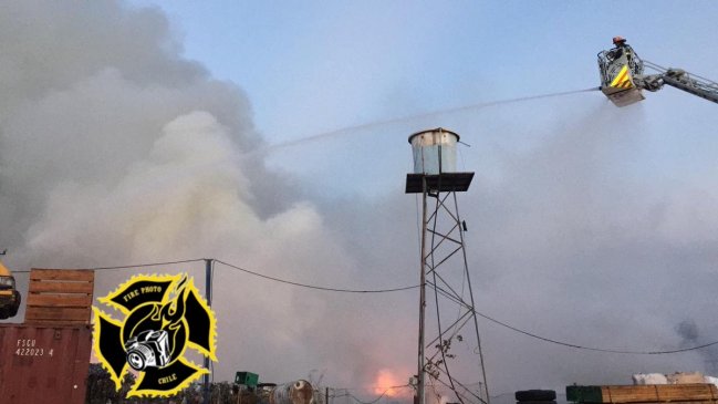 Suspenden clases en Lampa y Colina por incendio en acopio de neumáticos