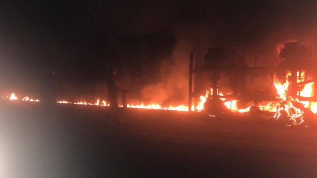 Arica: Una persona fallecida dejó incendio de camión aljibe en la ruta 11-CH