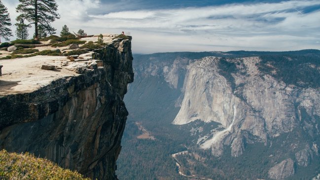 Joven murió al caer de un precipicio mientras posaba para una foto