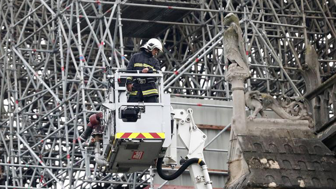 Bomberos extinguieron totalmente el fuego en Notre Dame