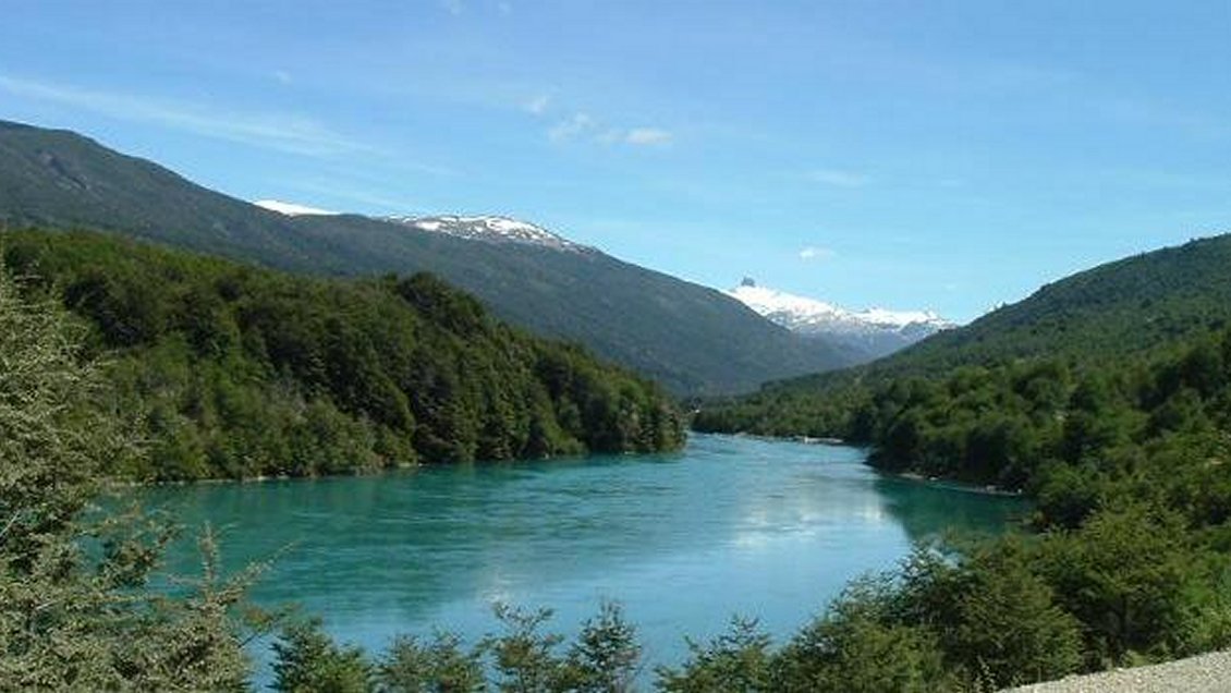 Un hombre desaparecido tras desbarrancar su auto en el Río Baker