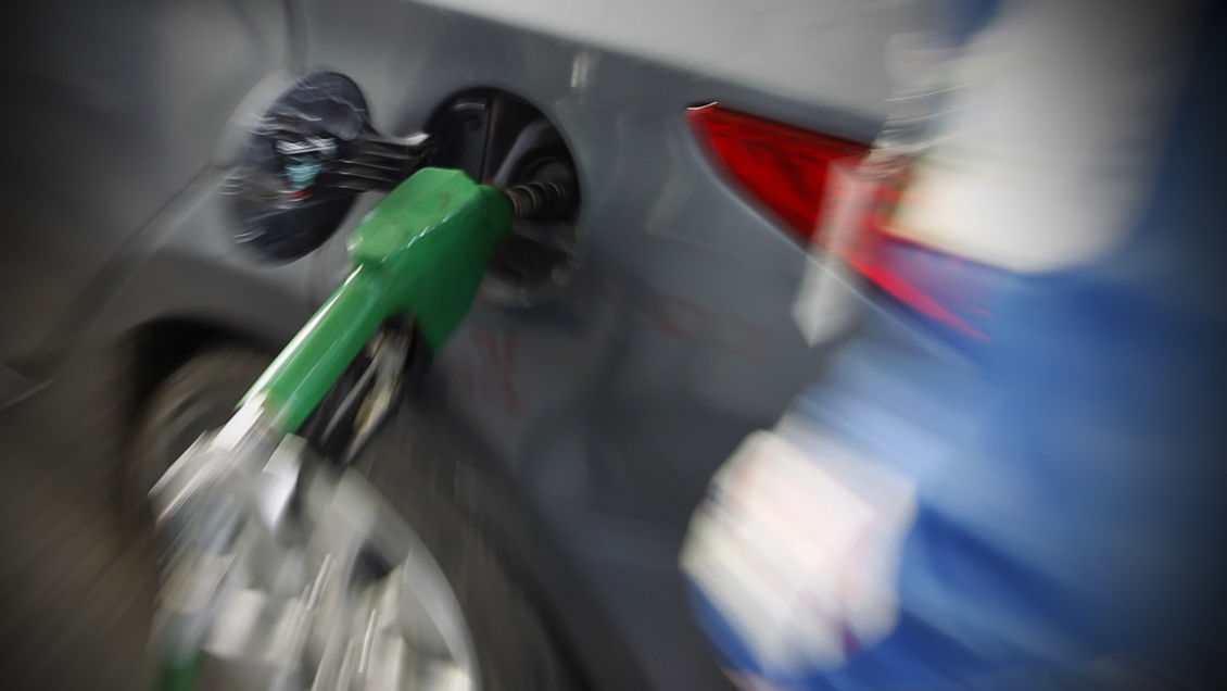 Expertos anticipan alzas en el precio de las bencinas hasta fines de mayo