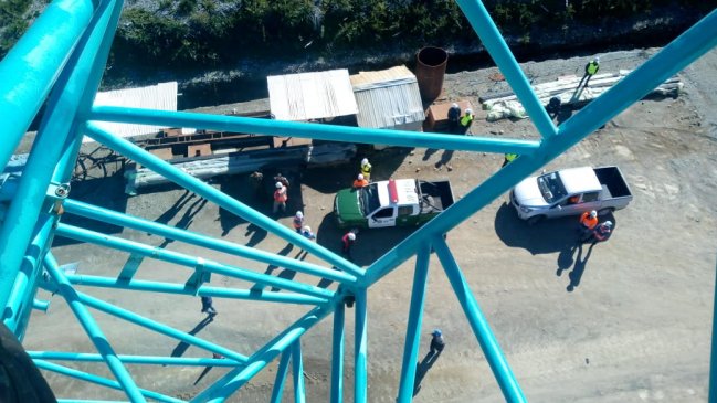  Trabajadores que construyen puente Chacao protestan arriba de grúa  