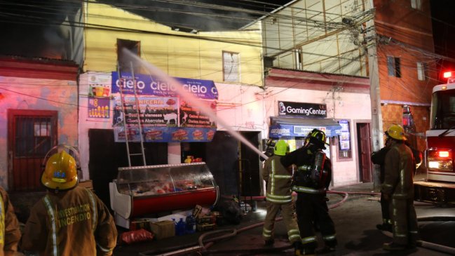Incendio afectó a una vivienda y dejó una veintena de damnificados en Iquique
