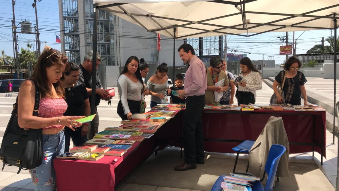 Iquique: Corte de Apelaciones celebró el Día del Libro regalando más de 200 textos