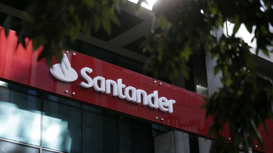 Banco Santander se defiende de críticas por fraudes: Los mismos clientes entregan sus claves