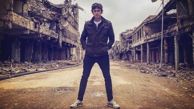 Critican a periodista Roberto Cox por posar para foto en lugar destruido por la guerra