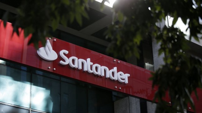 Banco Santander se defiende de críticas por fraudes: Los mismos clientes entregan sus claves