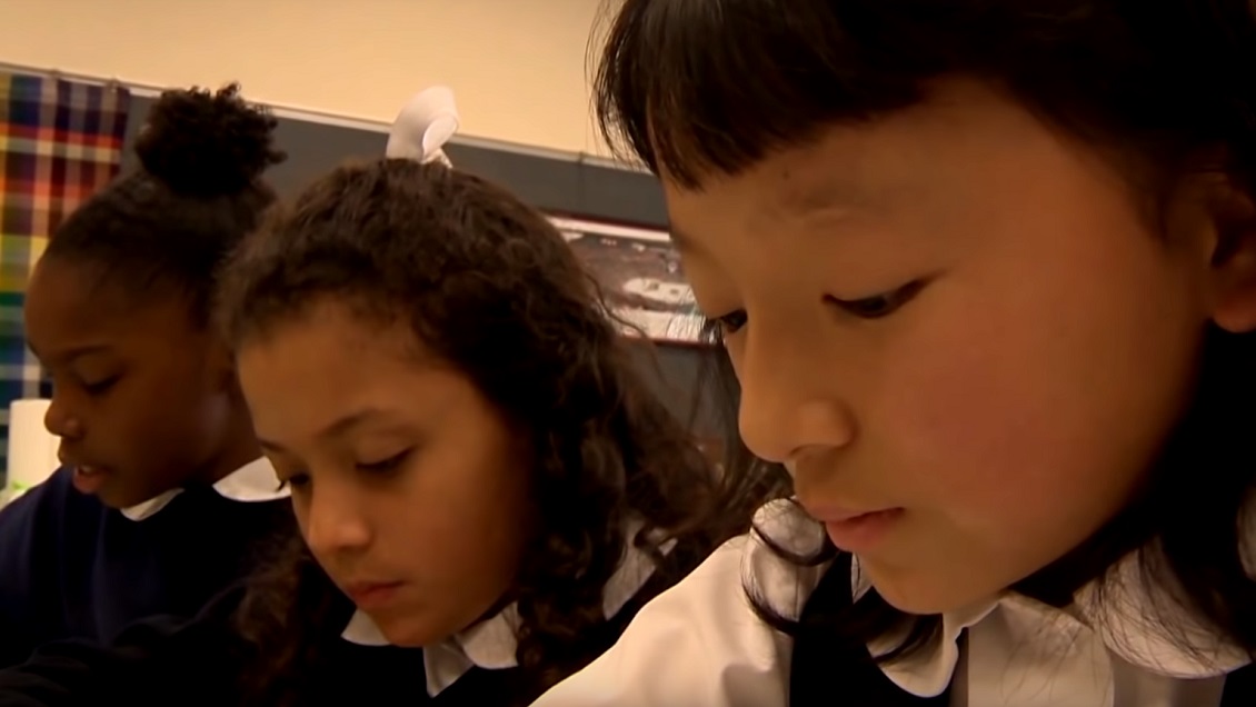 Todo un ejemplo: Niña sin manos ganó concurso de escritura