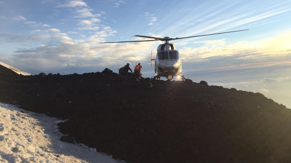 Carabineros rescató a turista israelí que sufrió fractura en la cima del volcán Villarrica