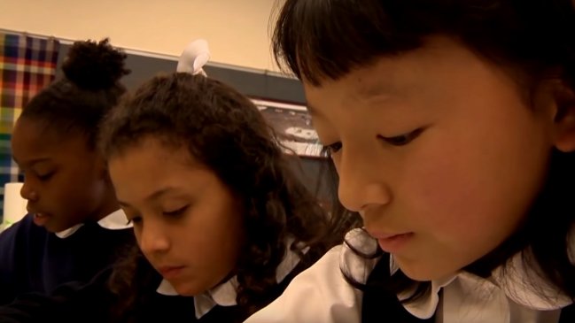 Todo un ejemplo: Niña sin manos ganó concurso de escritura