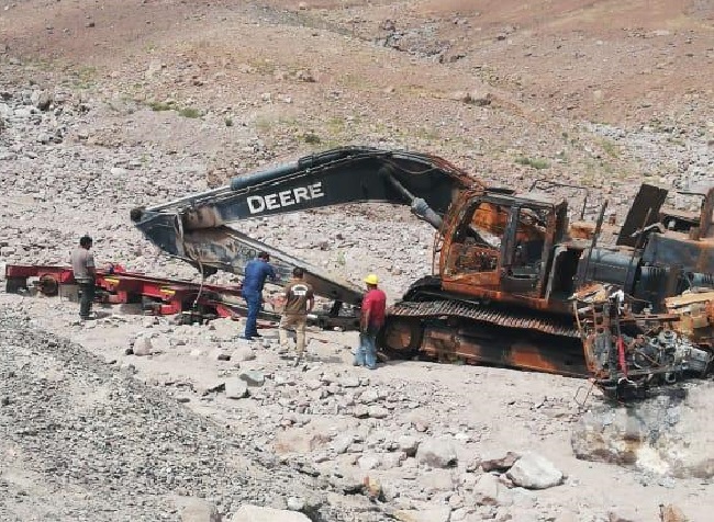 Arica: Sujetos fueron sorprendidos desmantelando una excavadora