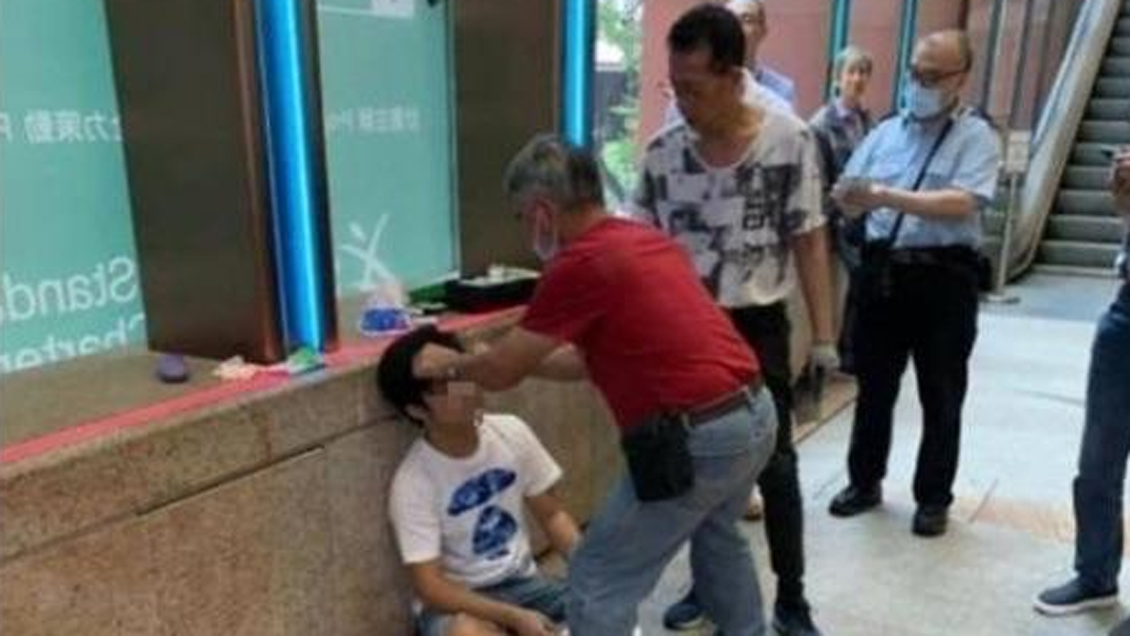 Hombre recibe golpiza por gritar spoilers de 