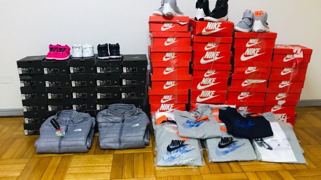 Incautan cigarros y zapatillas falsificadas en Valparaíso