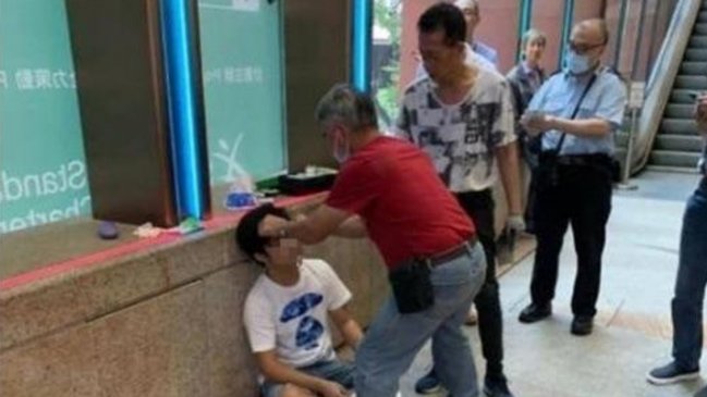 Hombre recibe golpiza por gritar spoilers de 