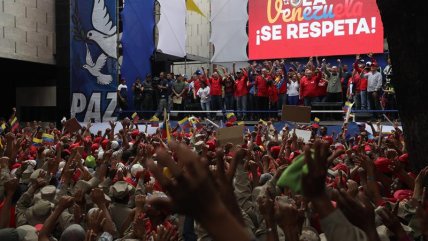 Cientos de personas celebran la salida de Venezuela de la OEA  