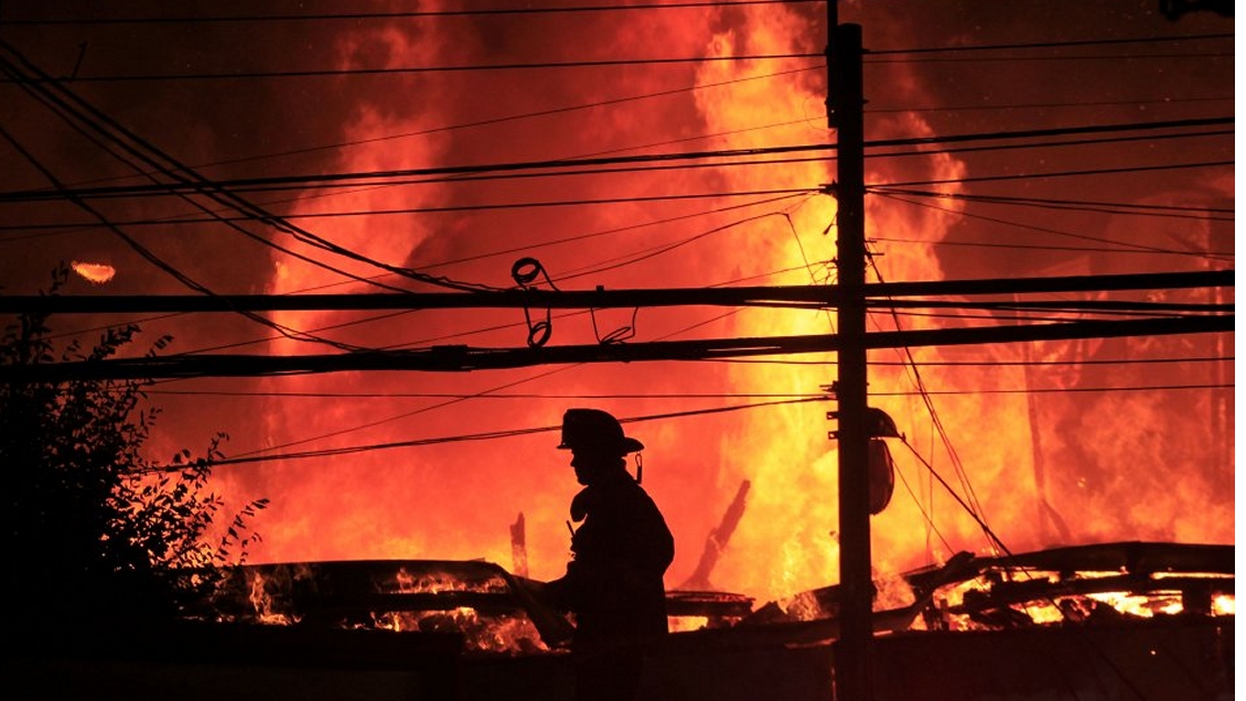 Un incendio afecta a viviendas en Viña del Mar