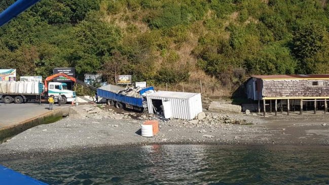Chiloé: Camión impactó contra un container en la Isla de Quinchao