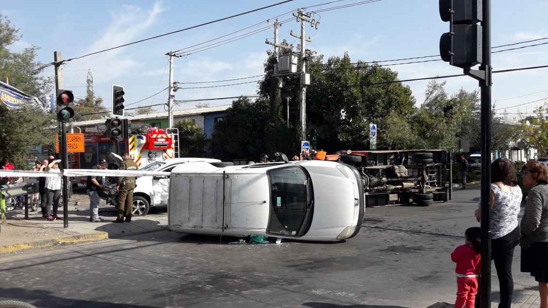 Accidente múltiple terminó con un auto y un camión repartidor de gas volcados