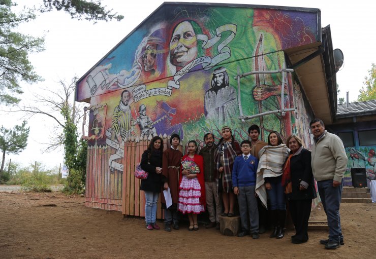 Chillán Viejo: Estudiantes y adultos mayores pintaron mural en escuela rural