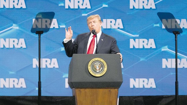 Trump fustigó investigación de Nueva York contra la Asociación Nacional del Rifle
